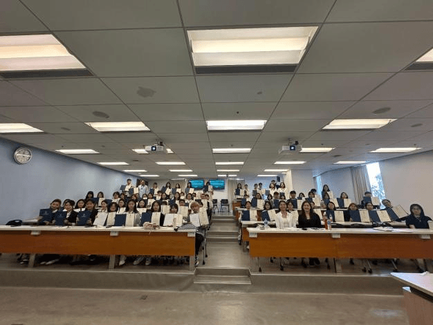 香港大学人文教育与数字传媒专题结业合影.png