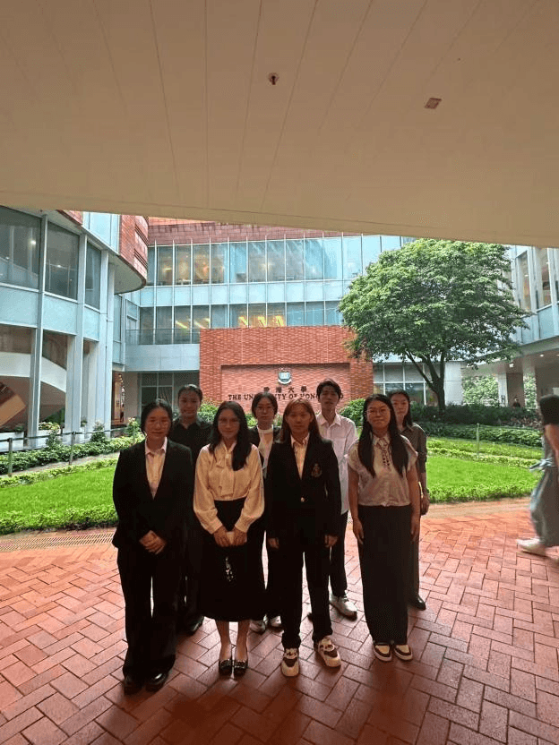 香港大学合影.png