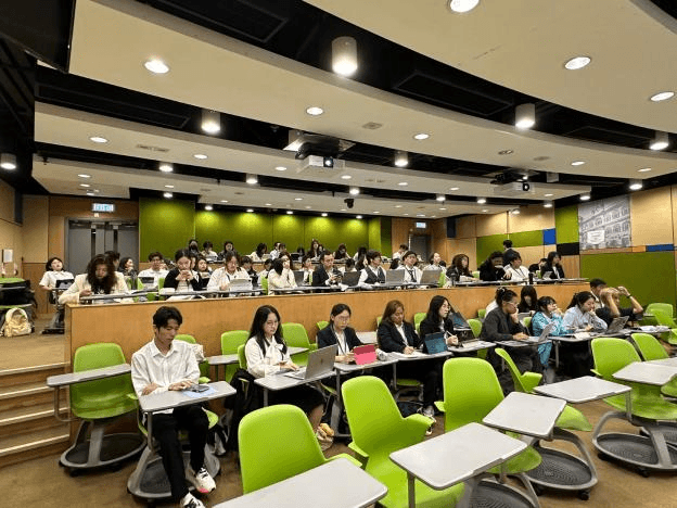 香港大学课堂合影.png